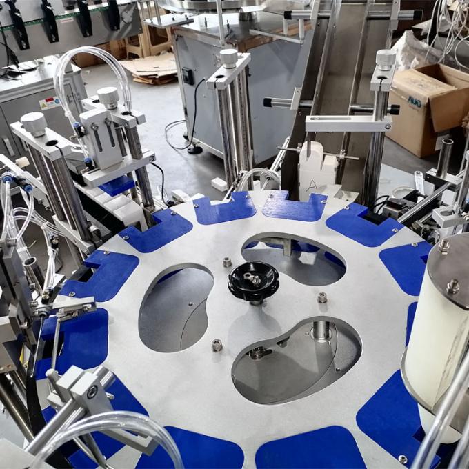 Specjalistyczna maszyna do pakowania kartonowego z konstrukcją ośmiu stacji i systemem szybkiej wymiany do szybkiego ładowania opakowań 1