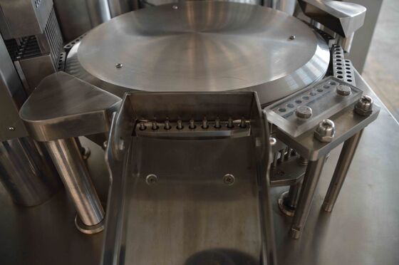 Dobra cena Automatyczna maszyna do napełniania kapsułek proszkowych z 200 kapsułkami / minutę w Internecie